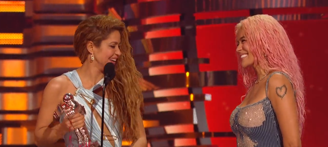 Video Reviva la magníficas presentaciones de Shakira y Karol G en los